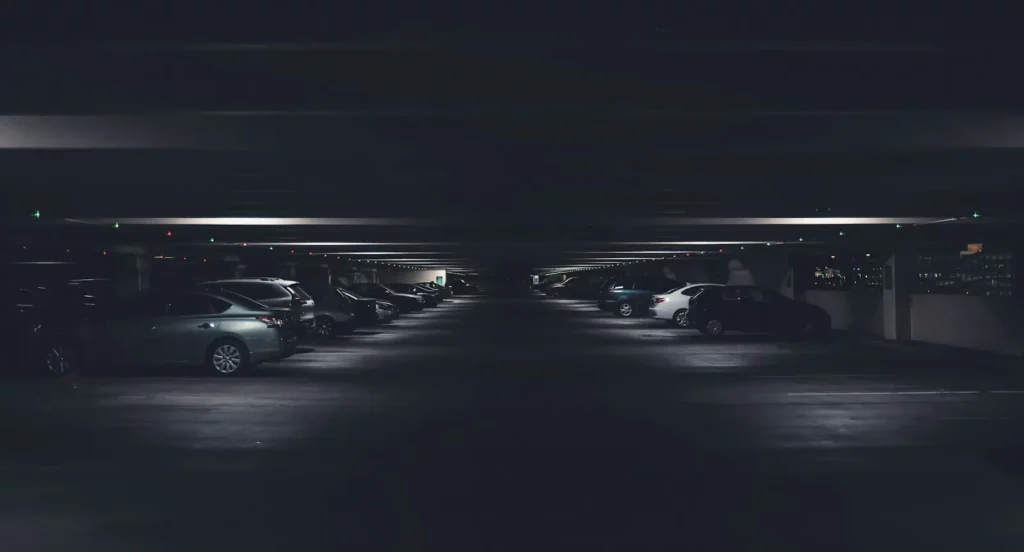 Parking souterrain de nuit