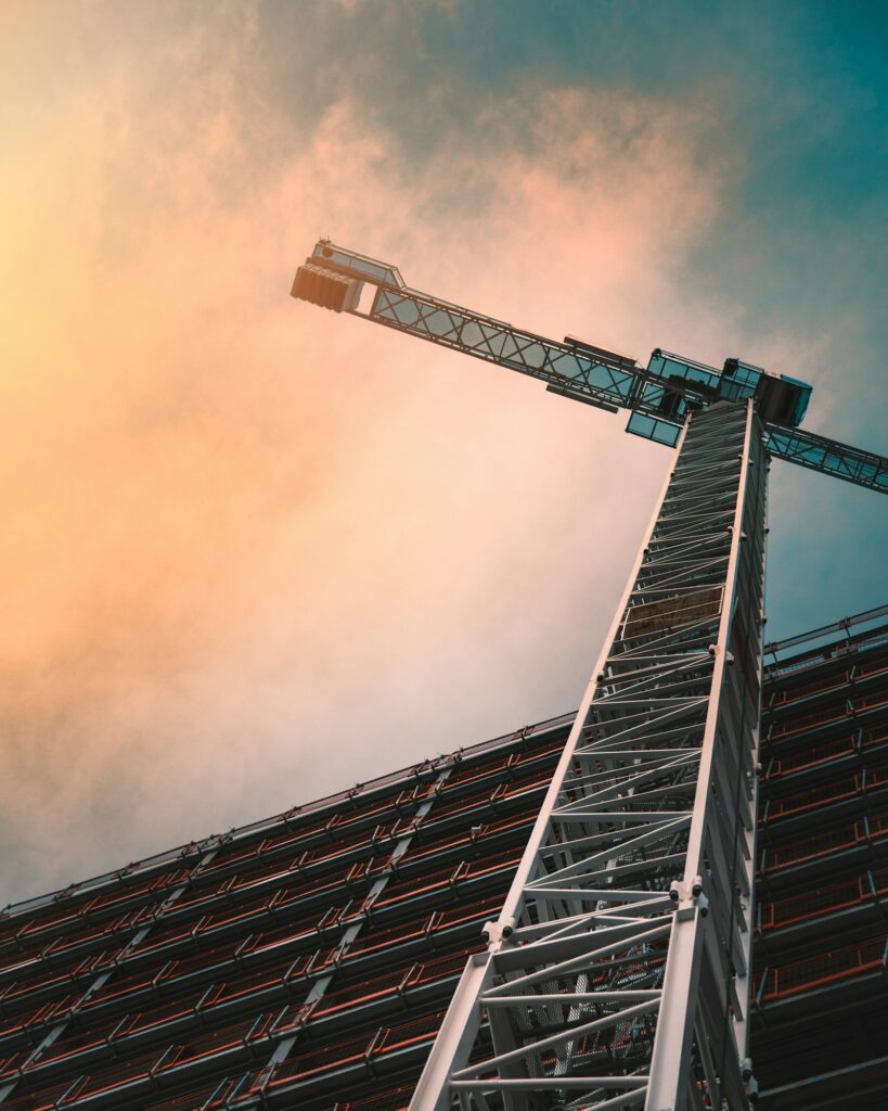 Grue sur un chantier de construction
