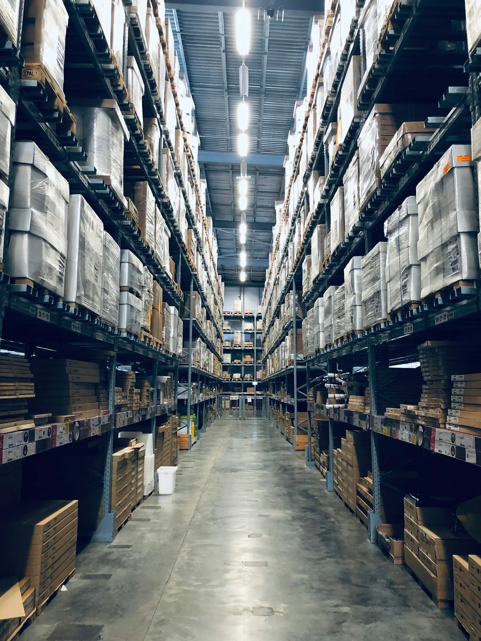 Allées de stockage d’un entrepôt logistique
