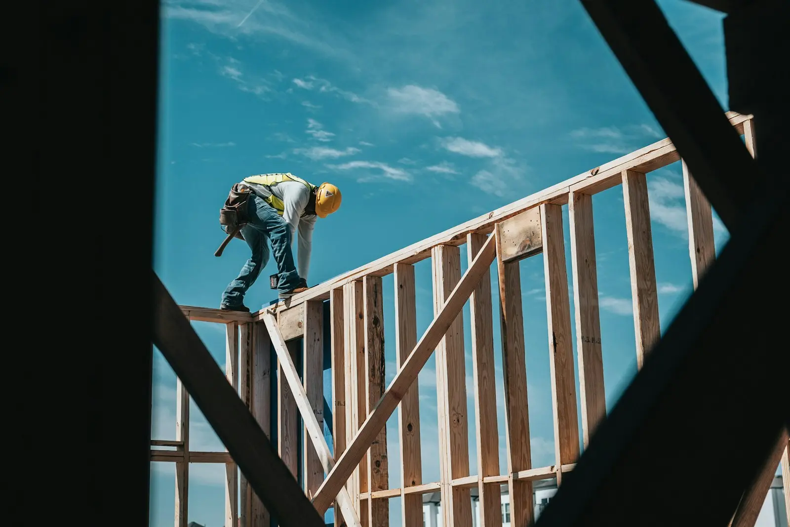 Ouvrier sur la charpente d’un chantier