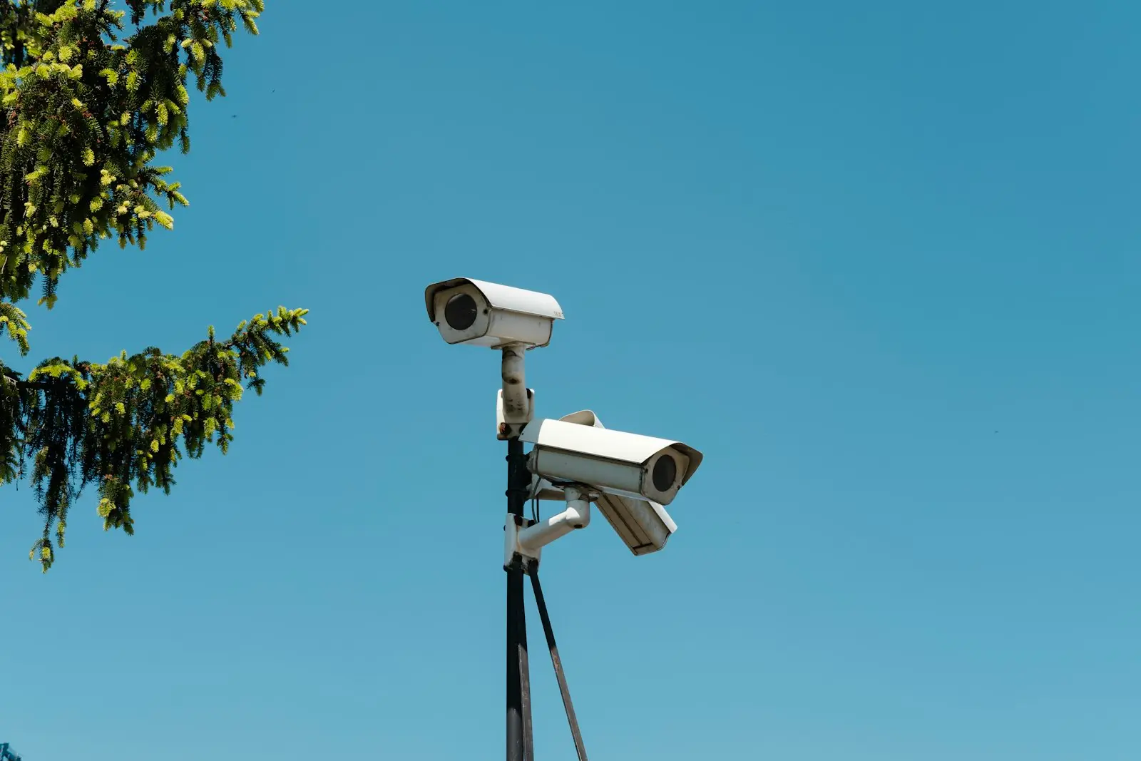 Caméras de vidéosurveillance sur un mât