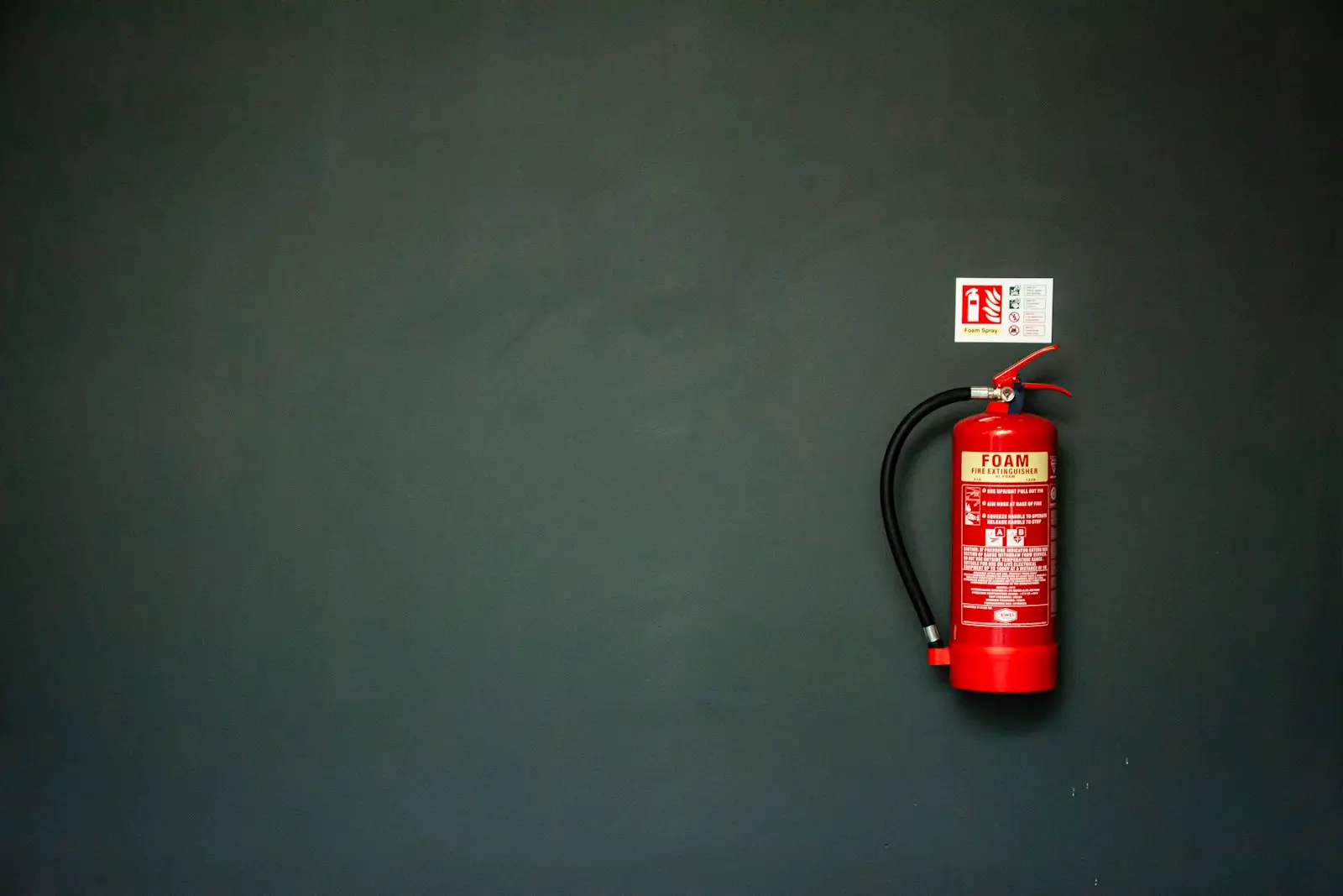 Extincteur et signalisation de sécurité incendie