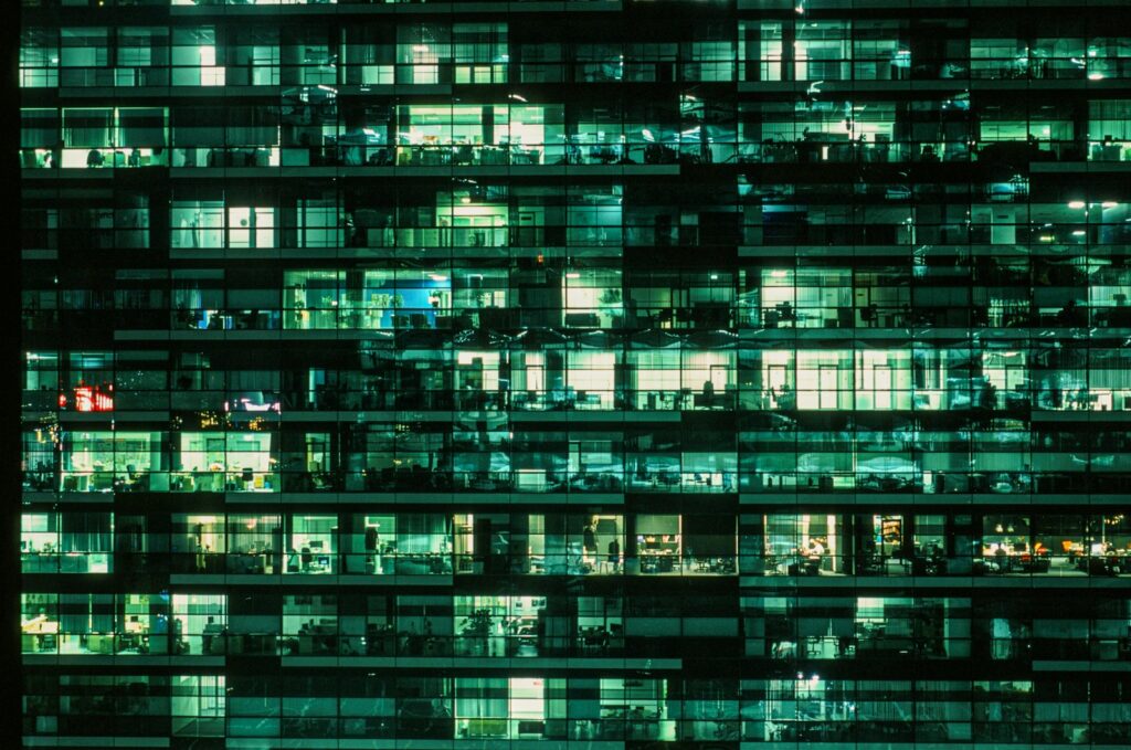 Façade d’immeuble de bureaux éclairée la nuit
