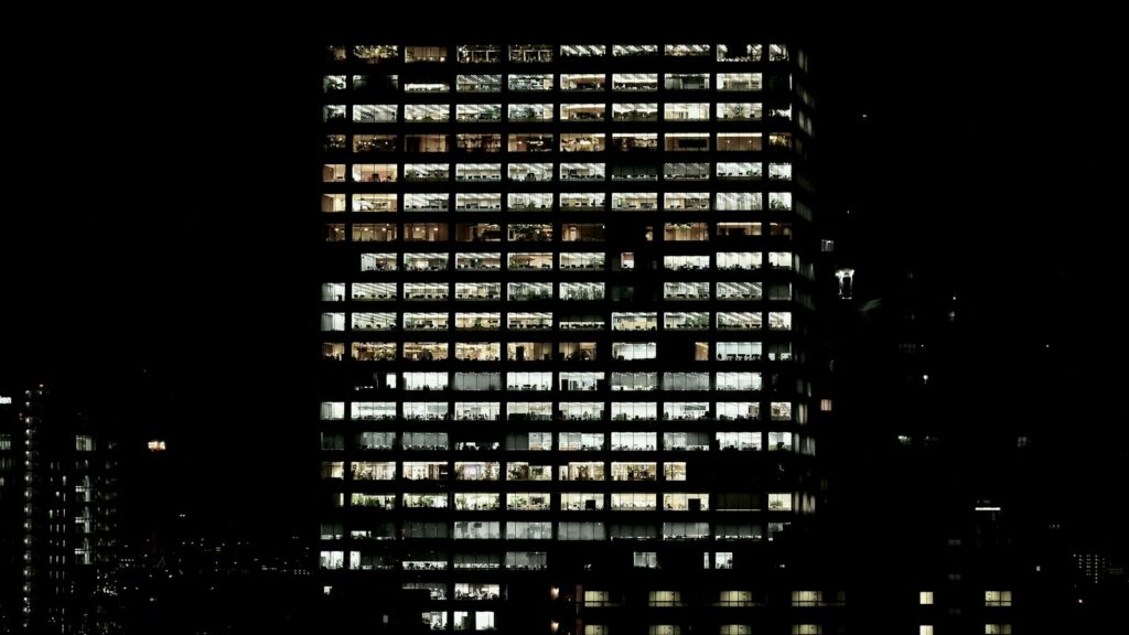 Tour de bureaux éclairée la nuit